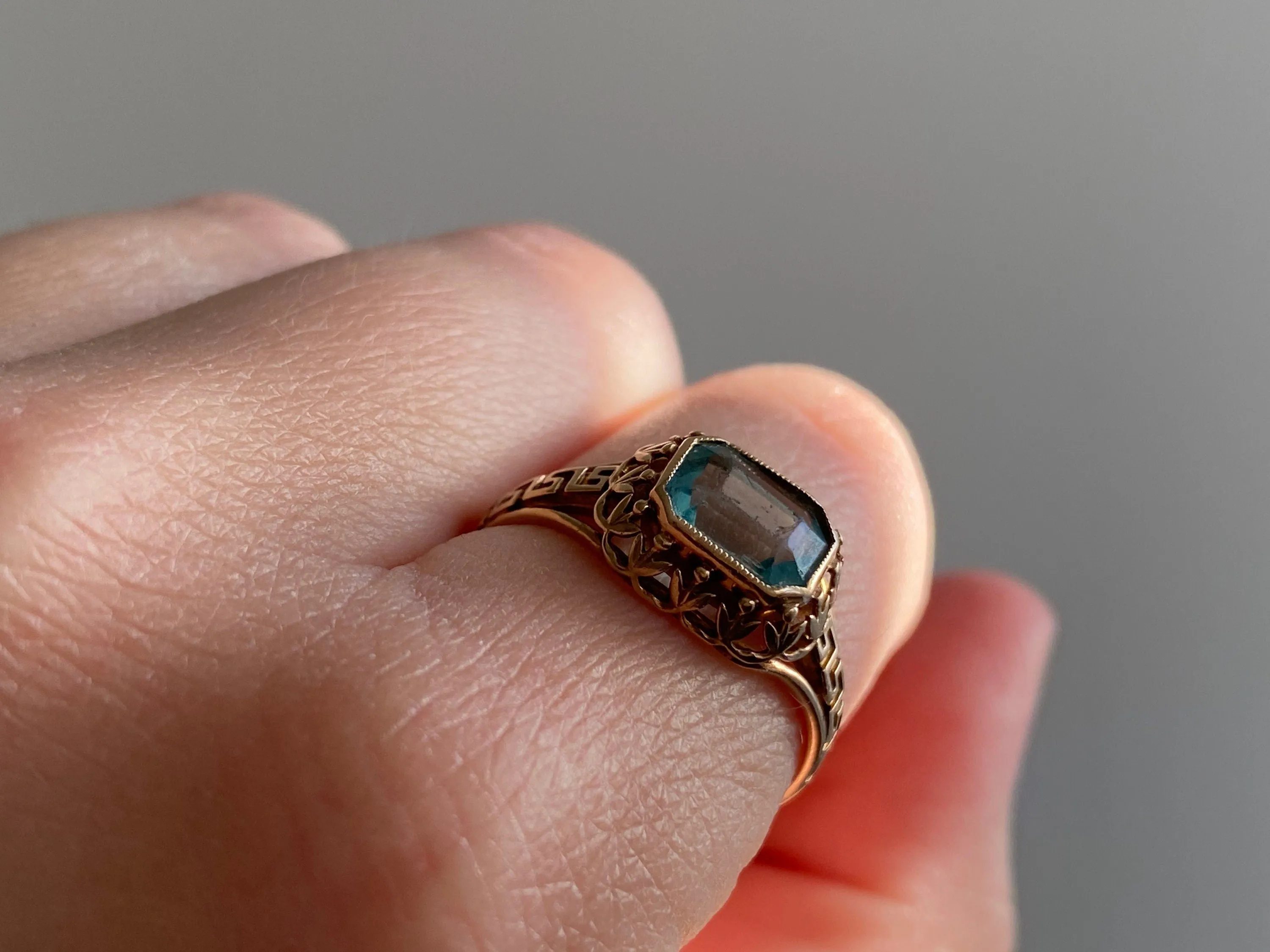 V I N T A G E // Greek Key tulips / 10k yellow floral filigree ring with emerald cut blue glass stone / art nouveau style / size 7.5