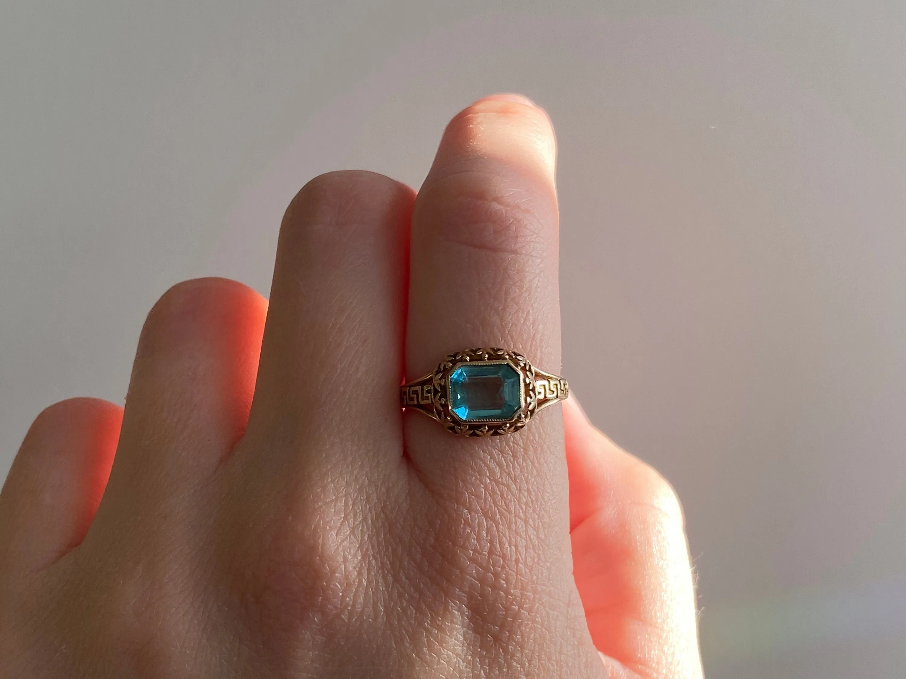 V I N T A G E // Greek Key tulips / 10k yellow floral filigree ring with emerald cut blue glass stone / art nouveau style / size 7.5